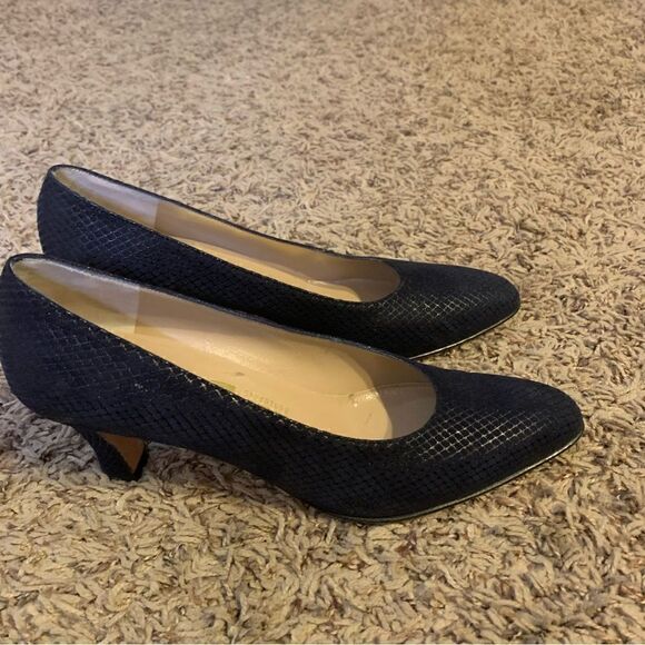 Black Pebbled Salvatore Ferragamo Pumps Size 8 AAA Narrow - Picture 5 of 10